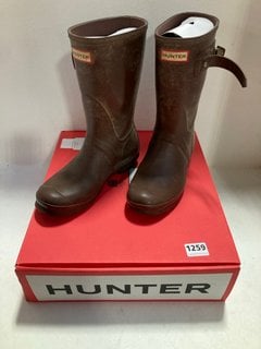 HUNTER WOMEN'S ORIGINAL SHORT GLOSS BOOTS IN BROWN BOLT - SIZE UK 6: LOCATION - CR4