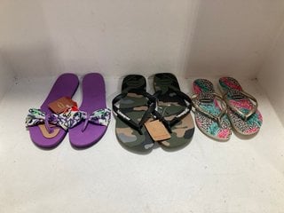 3 X HAVAIANAS SANDALS TO INCLUDE HAVAIANAS SLIM ANIMAL FLORAL SANDALS - SIZE UK 3: LOCATION - CR4