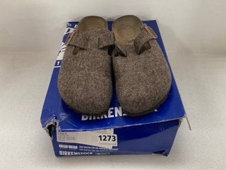 BIRKENSTOCK BOSTON BS SLIPPERS IN DESERT DUST/BLACK - SIZE UK 7.5 - RRP £110: LOCATION - CR5