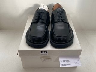 MAISON MARGIELA TRACK SOLE DERBY SHOES IN BLACK (RIGHT SHOE SIZE 7, LEFT SHOE SIZE 9): LOCATION - CR5