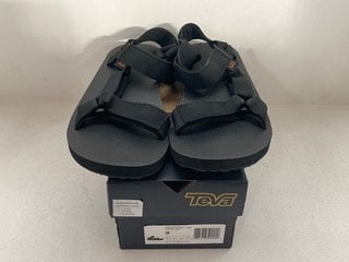 TEVA MEN'S ORIGINAL UNIVERSAL-URBAN SANDAL IN BLACK - SIZE UK 8: LOCATION - CR5