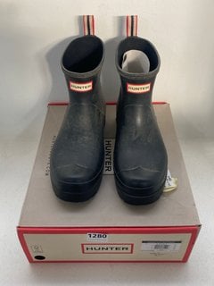 HUNTER ORIGINAL SHORT PLAY BOOTS IN BLACK - SIZE UK 8: LOCATION - CR5