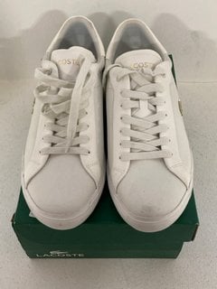 LACOSTE CARNABY EVO TRAINERS IN WHITE/GOLD - SIZE UK 5: LOCATION - CR5