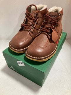 KICKERS KICK-HI BOOTS IN BROWN LEATHER - SIZE UK 7.5: LOCATION - CR6