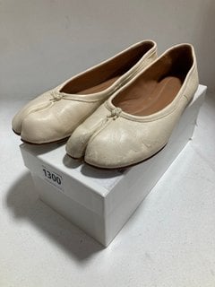 MAISON MARGIELA TABI BALLERINAS FLATS IN CREAM - SIZE UK 7.5 - RRP £820: LOCATION - CR6