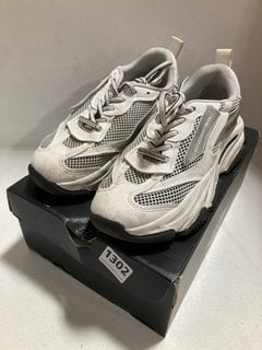 STEVE MADDEN POSSESSION LOW TRAINERS IN WHITE/BLACK - SIZE UK 5: LOCATION - CR6