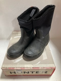 HUNTER ORIGINAL ROLL TOP SHERPA BOOTS IN BLACK - SIZE UK 5: LOCATION - CR6