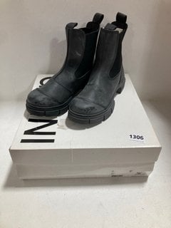 GANNI RECYCLED RUBBER CITY BOOTS IN BLACK - SIZE UK 5 - RRP £235: LOCATION - CR6