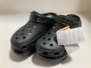 CROCS MEGA CRUSH CLOGS IN BLACK - SIZE UK 8: LOCATION - CR6