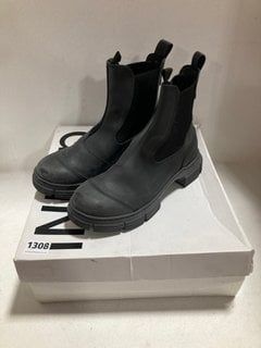 GANNI RECYCLED RUBBER CITY BOOTS IN BLACK - SIZE UK 5 - RRP £235: LOCATION - CR6