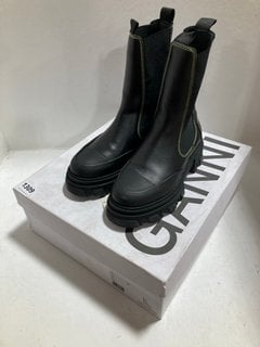 GANNI WOMEN'S LEATHER MID CHELSEA BOOTS IN BLACK - SIZE UK 5 - RRP £345: LOCATION - CR6