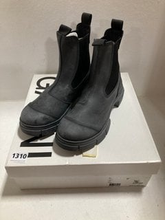 GANNI RECYCLED RUBBER CITY BOOTS IN BLACK - SIZE UK 5 - RRP £235: LOCATION - CR6