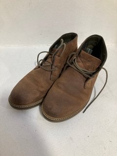 BARBOUR MAXWELL CHUKKA BOOTS IN BROWN - SIZE UK7: LOCATION - CR7