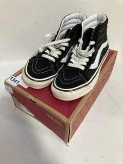 VANS SK8-HI DX TRAINERS IN BLACK/WHITE - SIZE UK 4: LOCATION - CR7