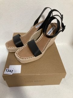 STEVE MADDEN CASSIE UPSTAGE SANDALS IN BLACK/NATURAL - SIZE UK 7: LOCATION - CR7