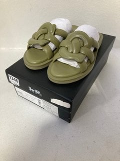 COACH GEORGIE LEATHER SANDALS IN MOSS - SIZE UK 5: LOCATION - CR8