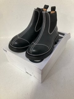 GANNI EVERYDAY LOW CHELSEA BOOTS IN BLACK/WHITE - SIZE UK 6 - RRP £205: LOCATION - CR8