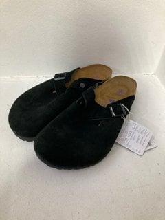 BIRKENSTOCK BOSTON BS SLIPPERS IN BLACK - SIZE UK 11.5: LOCATION - CR8