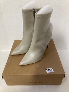 STEVE MADDEN LAYNE BOOTS IN GREIGE - SIZE UK 6 - RRP £140: LOCATION - CR8