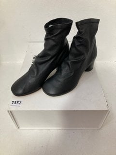 ISABEL MARANT LEATHER STRETCH ANKLE BOOTS IN BLACK - SIZE UK 5: LOCATION - CR8