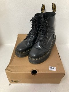 DOC MARTENS WOMEN'S JADON SMOOTH LEATHER PLATFORM BOOTS IN BLACK - SIZE UK 7 - RRP £200: LOCATION - CR8