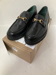 VINNYS LE CLUB SNAFFLE BIT LOAFERS IN BLACK - SIZE UK 7: LOCATION - CR8