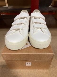 VEJA ESPLAR LOGO LEATHER TRAINERS IN WHITE/PLATINE - SIZE UK 6: LOCATION - CR9