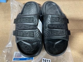 HOKA ORA LUXE MEN'S SANDALS IN BLACK - SIZE UK 8.5: LOCATION - CR10