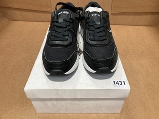 CALVIN KLEIN LOW TOP LACE UP MIX TRAINERS IN BLACK/WHITE - SIZE UK 10: LOCATION - C4T