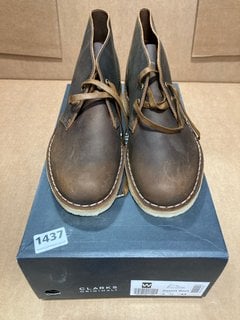 CLARKS ORIGINAL DESERT BOOTS IN BEESWAX - SIZE UK 9: LOCATION - C4T