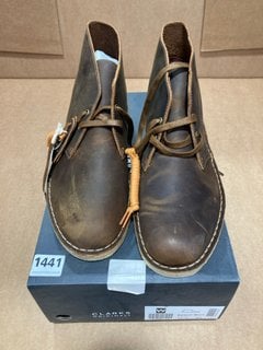 CLARKS ORIGINAL DESERT BOOTS IN BEESWAX - SIZE UK 10: LOCATION - C4T