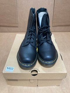 DOC MARTENS 1460 SOFT LEATHER LACE UP BOOTS IN BLACK - SIZE UK 8 - RRP £170: LOCATION - C4T