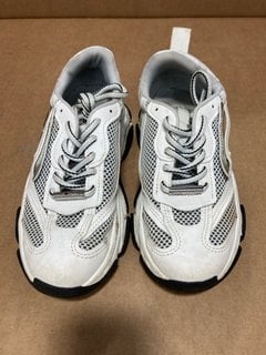 STEVE MADDEN POSSESSION-E RUNNING STYLE TRAINERS IN WHITE/SILVER - SIZE UK 4: LOCATION - C4T