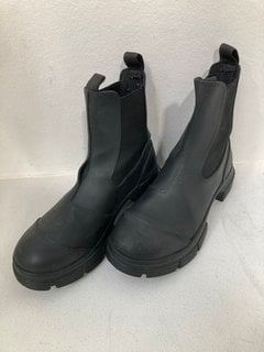 GANNI RECYCLED RUBBER BOOTS IN BLACK - SIZE UK 7: LOCATION - C4T