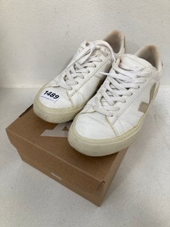 VEJA CAMPO CHROME FREE LEATHER TRAINERS IN WHITE/ALMOND - SIZE UK 5: LOCATION - C4T