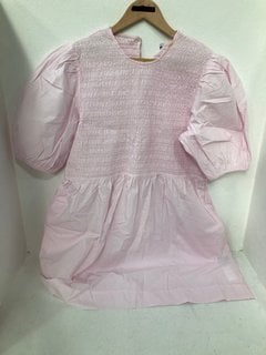 GANNI COTTON POPLIN MINI SMOCK DRESS IN LIGHT LILAC: LOCATION - C4T