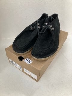 CLARKS ORIGINAL DESERT NOMAD SHOES IN BLACK SUEDE - SIZE UK 10: LOCATION - C4T