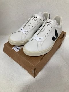 VEJA ESPLAR LOGO LEATHER TRAINERS IN WHITE/BLACK - SIZE UK 6.5: LOCATION - C4T