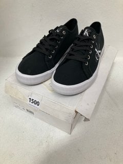 CALVIN KLEIN ESSENTIAL VULCANIZED TRAINERS IN BLACK/WHITE - SIZE UK 8.5: LOCATION - C4T