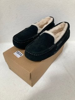 UGG ANSLEY FUR LINED SLIPPERS IN BLACK - UK 5: LOCATION - C4T