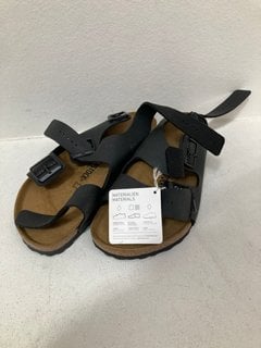 BIRKENSTOCK MILANO BUCKLE SANDALS IN BLACK - UK 7.5: LOCATION - C4T