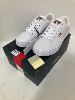 TOMMY HILFIGER TRAINERS IN WHITE - UK 4: LOCATION - C4T