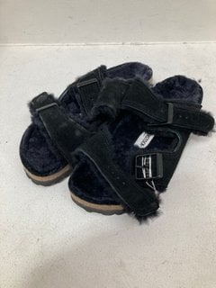 BIRKENSTOCK ARIZONA SHEARLING FLUFFY SANDALS IN BLACK - UK 3.5: LOCATION - C4T