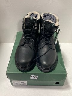 BARBOUR MACDUI ANKLE BOOTS IN BLACK - UK 10: LOCATION - DR7