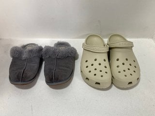 PAIR OF CLASSIC CROCS IN CREAM - UK 11 TO ALSO INCLUDE PAIR OF UGG FAUX FUR SLIPPERS IN GREY - SIZE UNKNOWN: LOCATION - DR6