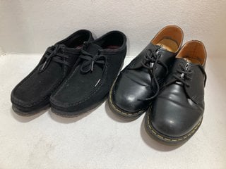 CLARKS ORIGINAL MENS SUEDE WALLABEE SHOES IN BLACK - UK 9 TO ALSO INCLUDE DR MARTENS 1461 SMOOTH LEATHER 3 EYE SHOES IN BLACK - UK 8: LOCATION - DR5