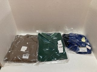 3 X ASSORTED CLOTHING ITEMS TO INCLUDE RALPH LAUREN MENS DOUBLE KNIT HOODIE IN BROWN - UK L: LOCATION - DR5