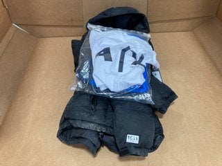 3 X ASSORTED CLOTHING ITEMS TO INCLUDE THE NORTH FACE JACKET IN HERO BLUE - UK XL: LOCATION - CR11