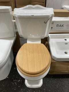 (COLLECTION ONLY) TRADITIONAL STYLED CLOSED COUPLED TOILET WITH CISTERN FITTINGS WITH FLUSH HANDLE & WOOD EFFECT SEAT - RRP £349: LOCATION - A5