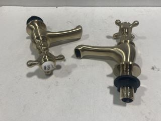 PAIR OF TRADITIONAL CROSSHEAD BASIN PILLAR TAPS IN BRUSHED BRASS - RRP £160: LOCATION - R1